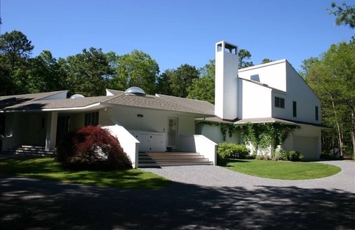 Quogue House | Spectacular Hamptons Contemporary Set in a Private Retreat.