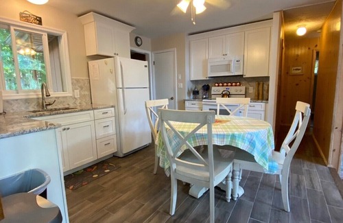 Hamlin House | SPECTACULAR LAKEFRONT HIDEOUT RESORT-A/C- SWIM+ GOLF-KAYAK-ROWBOAT-BEACH