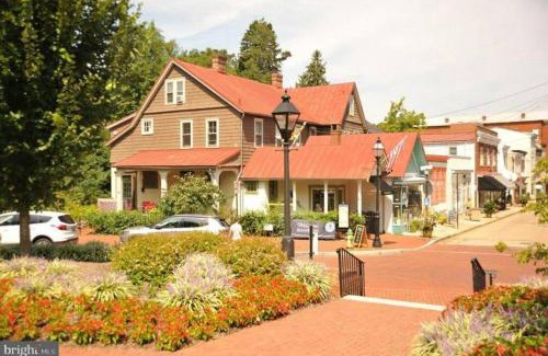Historic District Apartment | Spectacular Location Two Bedroom State Circle Apartment