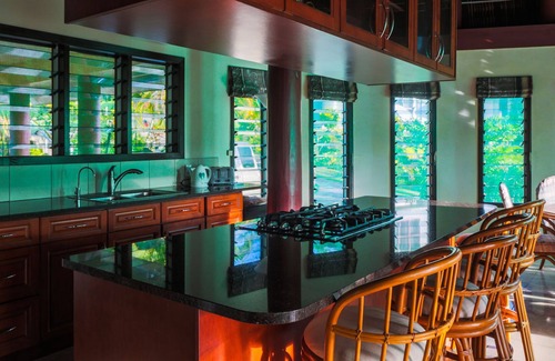 Apia House | Spectacular traditional FALE hidden in the Highlands above Apia