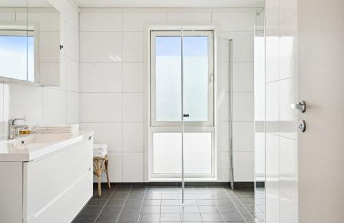 Vestvagøy House | Spectacular Waterfront Fishermans Cabin - Rorbu