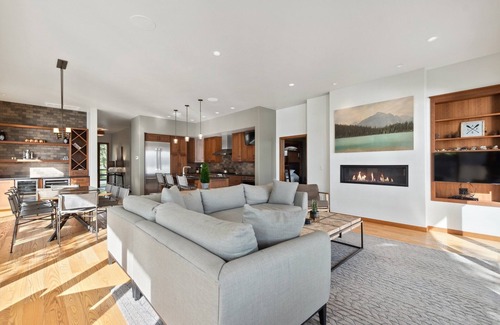 Bigfork House | Spend Holidays at Flathead Lake! Stunning Lake house less than a mile from Downtown Bigfork!