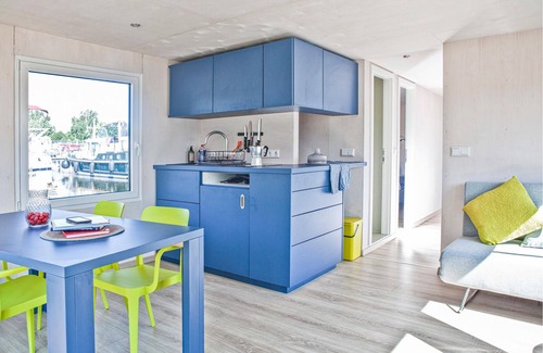 Havelsee Boat Rental | Spend your vacation differently - on this modern and colorful houseboat you can relax in the middle