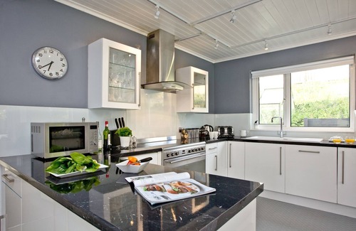 Praa Sands House | Spindrift - a cottage that sleeps 6 guests in 3 bedrooms
