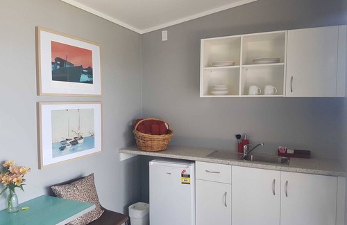 Maketu Cabin | Spinnaker Cabin, Sea Views & Pet-Friendly in Historic Maketu