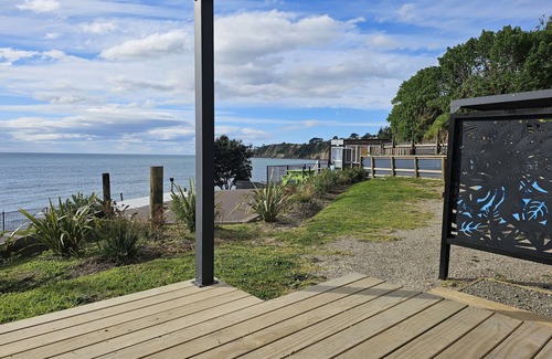 Maketu Cabin | Spinnaker Cabin, Sea Views & Pet-Friendly in Historic Maketu