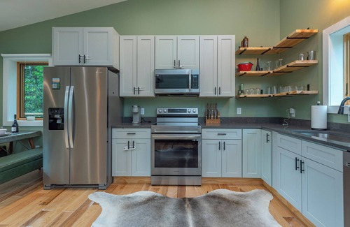 Spruce Pine Cabin | Spirit of the River, Direct River Access, Fire Pit, Fish, Swim, Grill, WiFi!