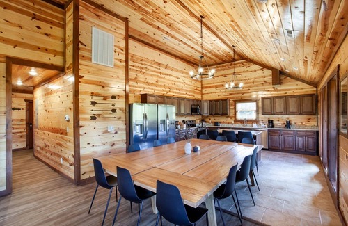 Chalet Village North Cabin | Splash Of Gatlinburg 6 Bedroom Cabin by RedAwning