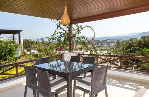 Kadıkale Apartment | Splendid House with Sea View and Shared Pool in Bodrum