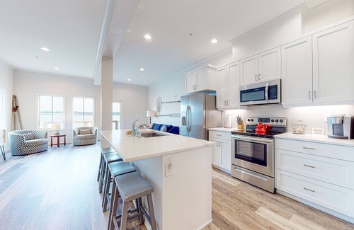 Coupeville Condo | Splendid waterfront hotel with Penn Cove views, balconies, kitchens, & W/Ds