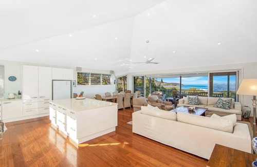 Killcare House | Splendour on Grandview by HolidayCo.