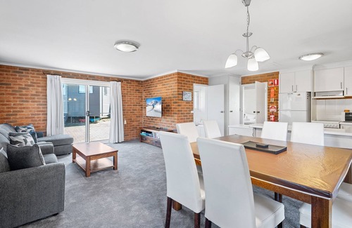 Jindabyne Apartment | Sponars Onshore - 2BR Apartment l Pet-Friendly l WiFi l Air-Con l Fenced Backyard