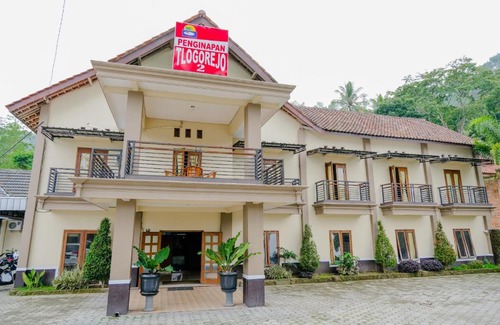 Briket Hotel | SPOT ON 2448 Hotel Tlogorejo 2