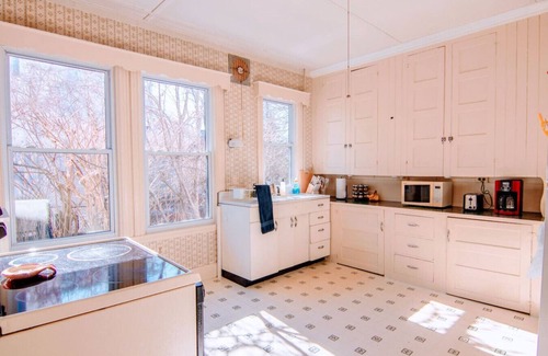 Oakdale Apartment | Spotless Victorian on William