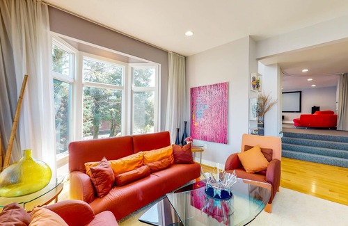 Unionville House | Sprawling Waterfront Home, Dock & In-Home Theatre