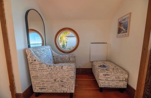 Old Town House | Spring Lily Cottage!Huge Views of Bodega Harbor!HotTub/Firetable/WiFi/Pup ok!