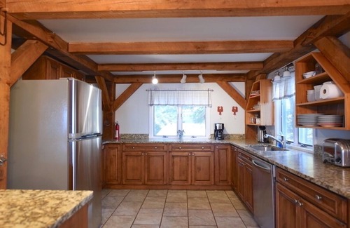 West Poland Cottage | * SPRING SPECIAL * Spacious pet-friendly family retreat on Thompson Lake!
