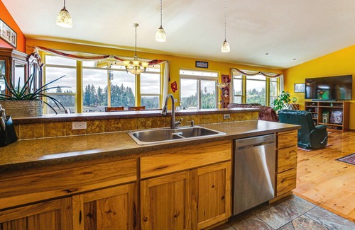 Thurston House | Springfield/Eugene Countryside Home w/Mtn Views!