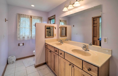 Spruce Pine House | Spruce Pine Retreat w/Gas Grill + Mtn Views!
