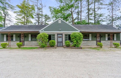 Holderness House | Squam Waterfront 2 bed 1 bath rental (Suite 6)