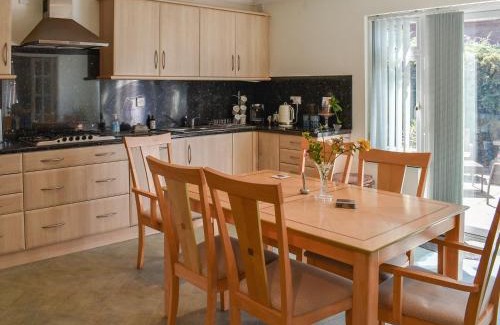 Lowestoft House | Squires Bungalows