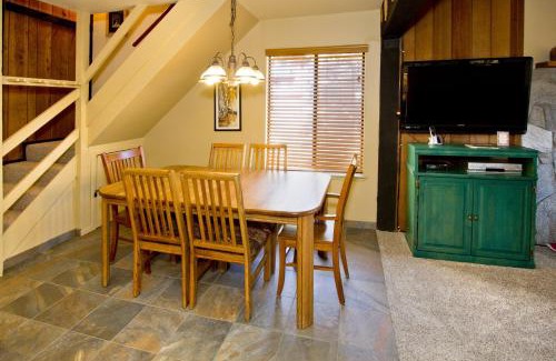 Mammoth Lakes Apartment | St Anton Courtyard View 2-Bedroom Condo with full kitchen