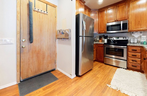 Mammoth Lakes Condo | St. Anton Getaway - Shared Bbq, Pool & Hot Tub