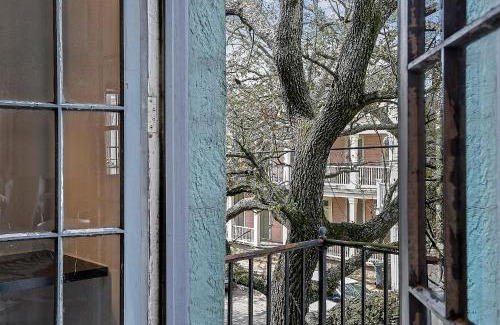 Faubourg Lafayette Apartment | St Charles-Mardi Gras 6BD Home