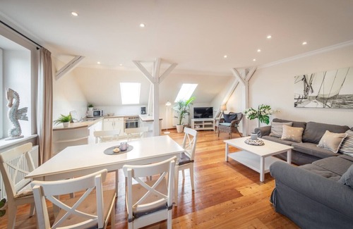 Westermarkelsdorf Apartment | Stylish Baltic Sea apartment with island flair and a lovely fenced garden