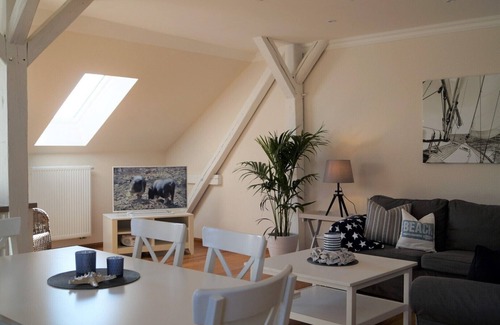 Westermarkelsdorf Apartment | Stylish Baltic Sea apartment with island flair and a lovely fenced garden