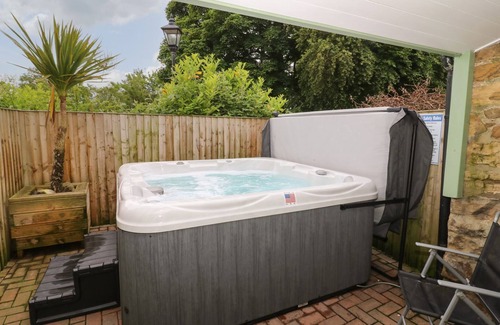 Bedale Cottage | ST EDMUNDS HOUSE, with hot tub in Crakehall