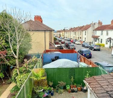 Hanham Apartment | St George's Cool City Flat