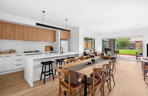 Rippleside House | St Helens I Stunning Family Townhouse in Geelong