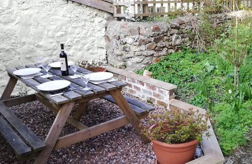 Tatworth Cottage | ST MARGARET'S COTTAGE, family friendly, with open fire in Tatworth