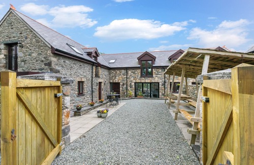 Bodorgan House | Stabal Marian - Three Bedroom House, Sleeps 6
