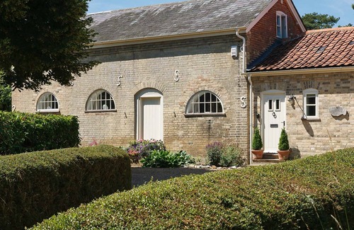 Saxmundham Cottage | STABLE COTTAGE AT THE GROVE, GREAT GLEMHAM, with pool in Framlingham