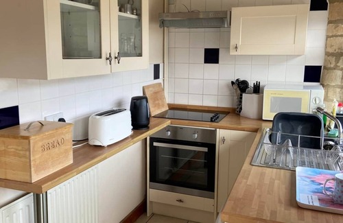 Cirencester House | Stable Cottage, Old Mill Farm, Cotswold Water Park