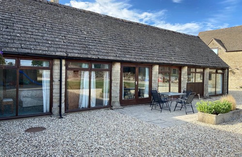 Cirencester House | Stable Cottage, Old Mill Farm, Cotswold Water Park