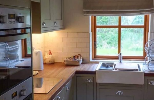 Withernwick Cottage | STABLE COTTAGE, pet friendly, luxury holiday cottage in Withernwick