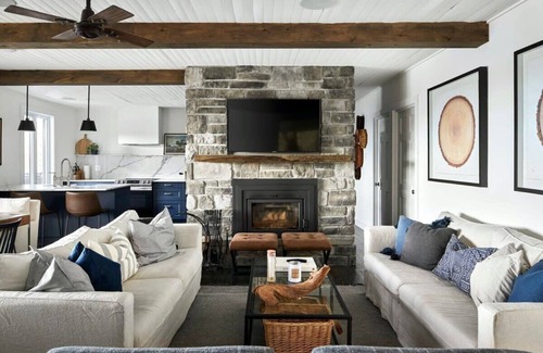 Val-des-Monts House | Staggering waterfront property on Lac Bataille