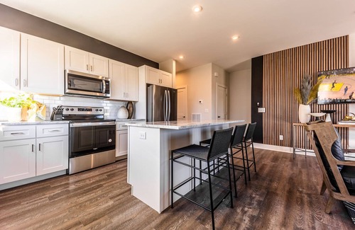 Whitebridge House | Stallion Stable - Rooftop Deck -Mins to Midtown
