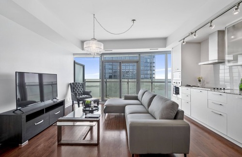 Toronto Entertainment District Apartment | Stallion Suites Opp CN Tower & Scotiabank Arena