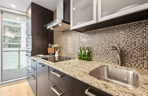 Toronto Entertainment District Apartment | Stallion Suites Opp CN Tower & Scotiabank Arena