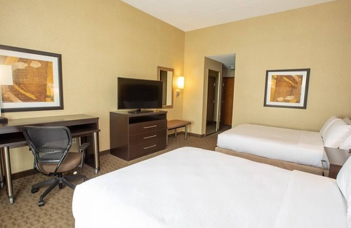 Ocotillo Hotel | Standard 2 Queens at Holiday Inn Chandler - Outdoor Pool & Pets Are Welcome