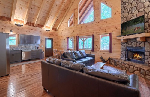 Logan Cabin | Star Ridge - Pet Friendly - 3BR/2BA Walk to Old Man's Cave