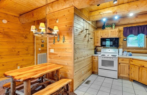 White Oak Lodge Cabin | Star Views - Secluded w/Mountain Views
