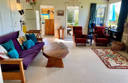 Pakawau House | Starfish - special beach front retreat with wifi