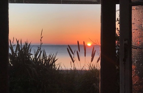 Pakawau House | Starfish - special beach front retreat with wifi