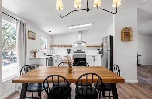 Canyon Lake Cabin | Starlight Horizon 3 Cabins (LMN) Pet-Friendly Texas Hill Country Group Stay Near