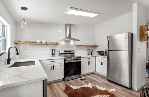 Canyon Lake Cabin | Starlight Horizon 3 Cabins (LMN) Pet-Friendly Texas Hill Country Group Stay Near